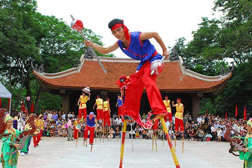 Walk-on-stilt performances. Photo: Nguyen Cong Hung